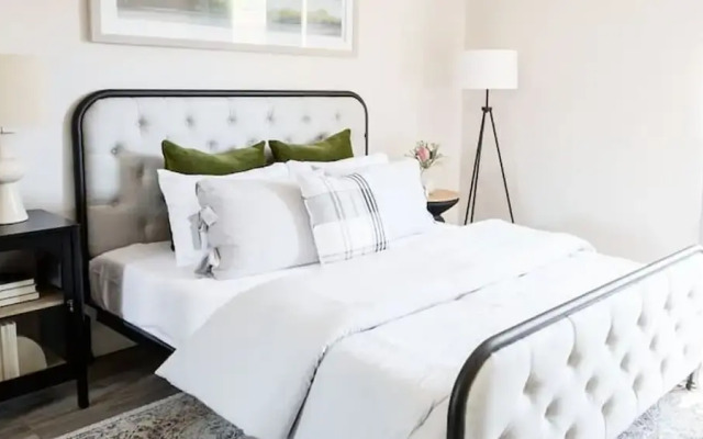 Stylish Old Town 2 Bdrm Ground Floor Condo