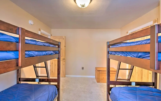 Spacious Pinetop Country Club Cabin w/ Deck!