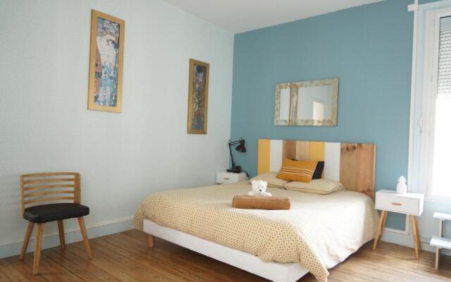 Studio privatisé avec terrasse dans maison de charme angevine