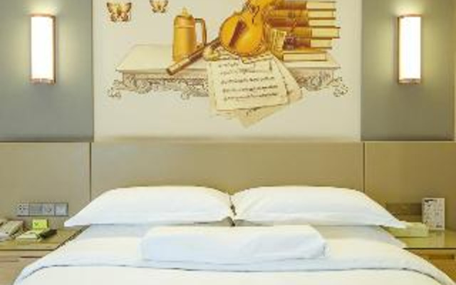 Vienna Hotel (Chengdu South Railway Station Sanwayao Subway Station)