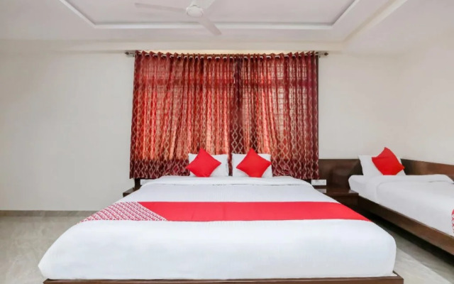 OYO 17106 Hotel Royal