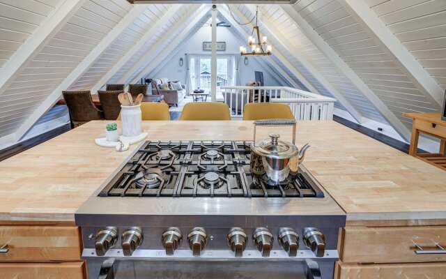 Stylish Bellingham Home w/ Lake + Mountain Views!