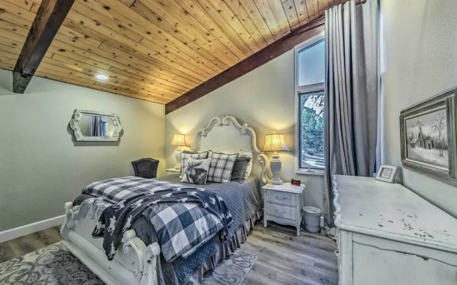 Serene Alto Cabin w/ Mountain Views & Fire Pit!