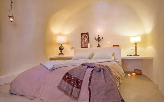 Real Santorini Cave House far From the Crowds
