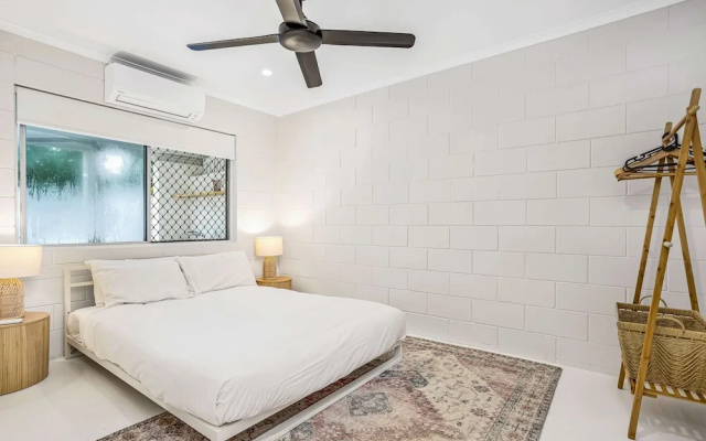 Bright and Spacious Triplex Near Holloways Beach – Guest Rooms – Cairns