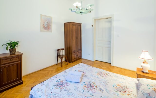 Three rooms on Hnatyuka 3