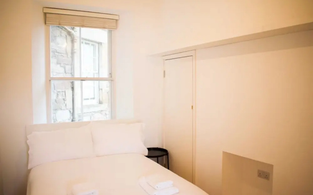 Bright And Modern 2 Bedroom Flat
