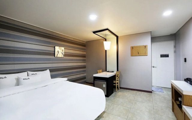 White Tourist Hotel