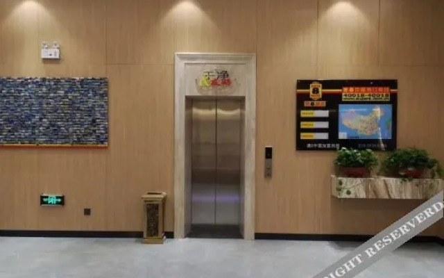 Super 8 Collection Hotel (Fuyang Wuyue Plaza)