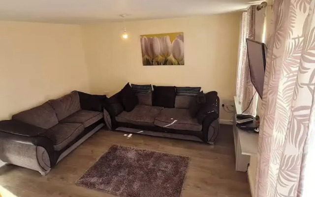 Spacious 3-bed House - Sleeps 8, Garden & Parking