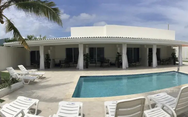 Palm Beach Stunning Villa 13-beds 10-baths -26ppl
