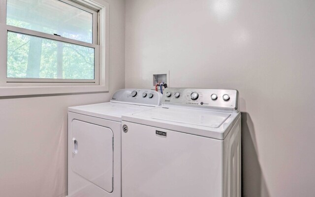 Dog-friendly Bella Vista Home w/ Grill + Deck