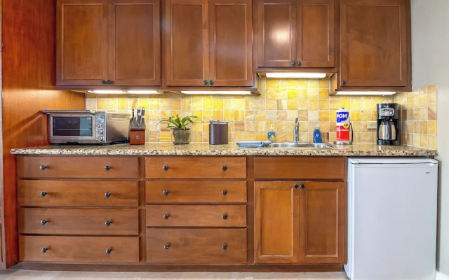 Luana Waikiki by Tropical Escapes Realty