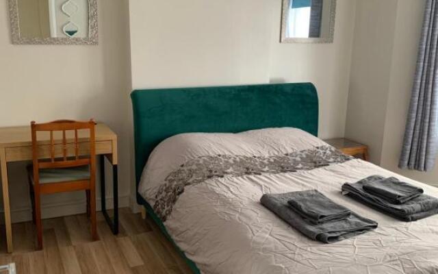 Fantastic home Bournemouth with Jacuzzi Garden parking