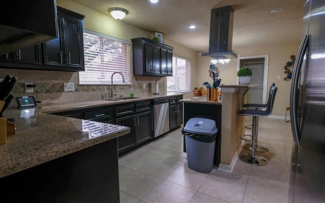 3Bdrm 2.5Bath 6Beds - Pool House