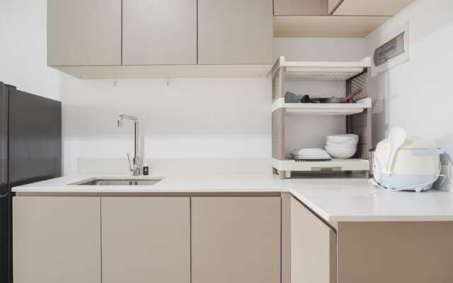 Stunning And Strategic 2Br Gold Coast Apartment Near Pik