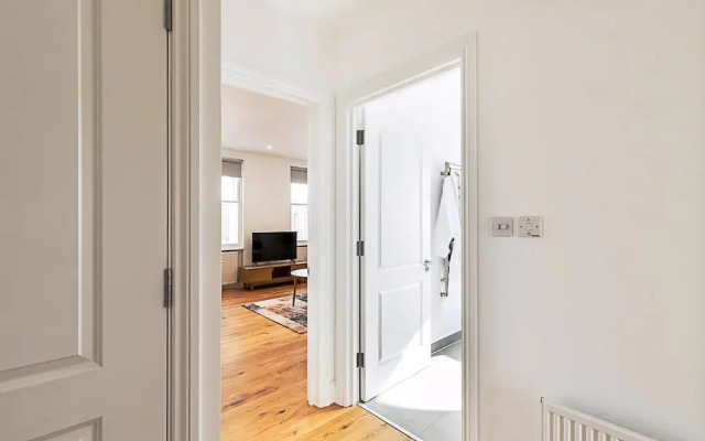 Light & Luxury Chelsea Apartment: Private Balcony!