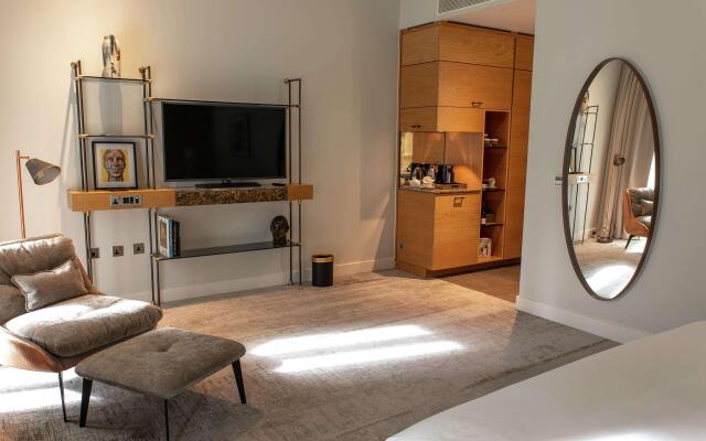 Lincoln Plaza London, Curio Collection by Hilton