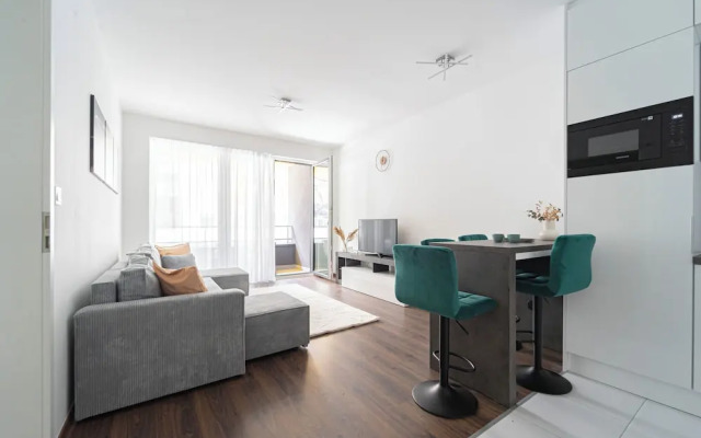 WestSide Garden Apartments by Urbanrent
