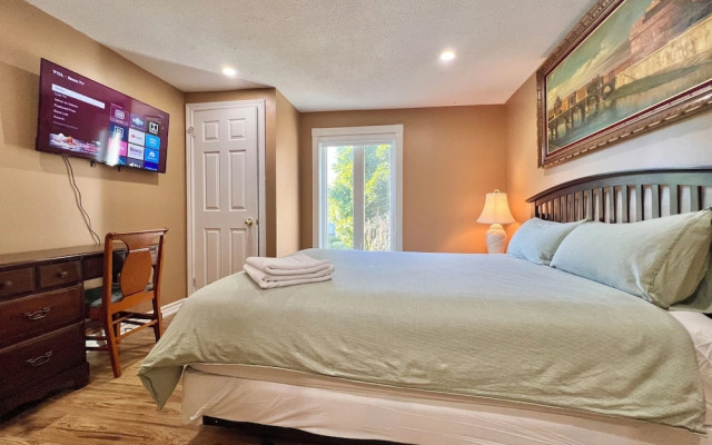 Cozy Home Near Transit & Hillcrest Mall with Free Parking