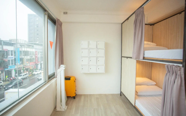 Corner Hostel & Cafe