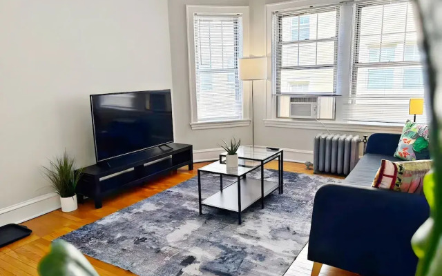 Perfectly Located 1BR - Hinman D2