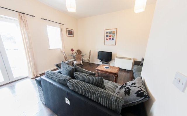 Newly Redecorated 2BR Victoria Docks Flat for 4