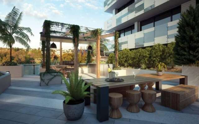 Sleek Arthouse Apartment With Pool Close to City