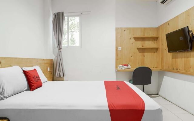 RedDoorz Plus near Dharmawangsa Square 2