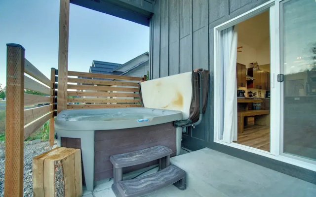 Modern Donnelly Cabin w/ Private Hot Tub