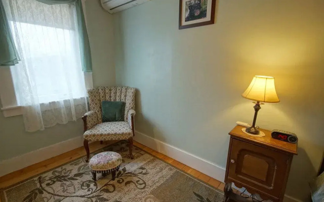 Tuckernuck Inn