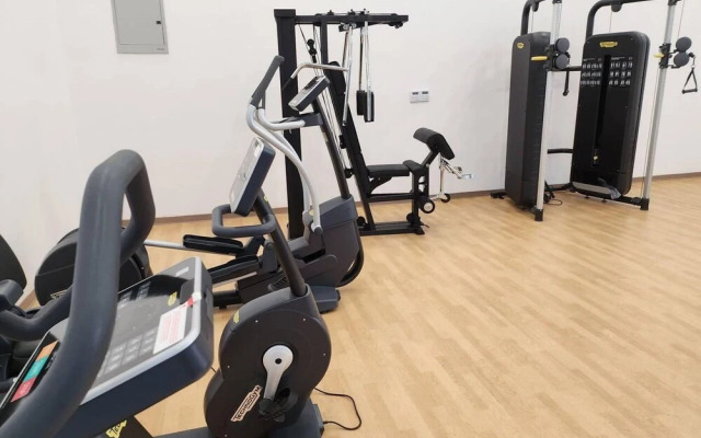 Luxurious & Comfy Gem-5 Star Location-pools, Gym!