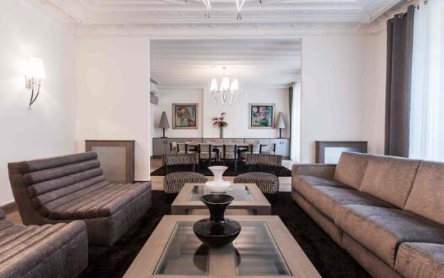 Champs Elysées Avenue Montaigne Elegance