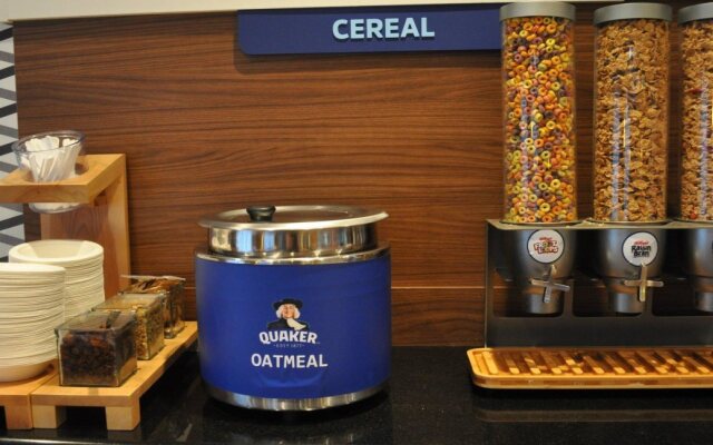 Holiday Inn Express Hotel & Suites Calgary S-Macleod Trail S by IHG