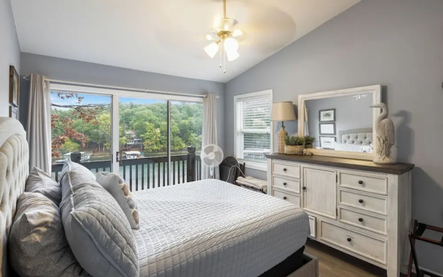 Captivating Views, Amazing Design and Lake Living