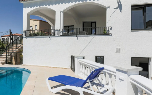 Elegant Villa in Roses With Private Swimming Pool