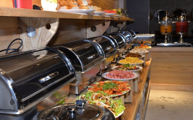 Tropical Forest Hostel & Apartments