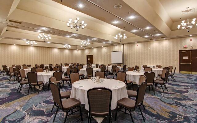 Holiday Inn Oakville Centre by IHG