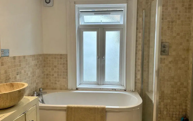 Modern, Spacious 1 Bedroom Garden Flat Sw18