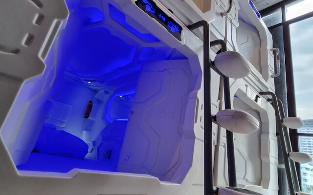 MET A Space Pod Phrom Phong