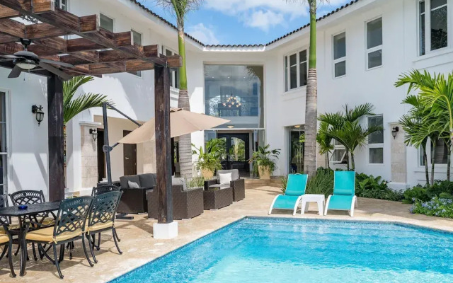 Amazing Private Villa with Chef & Maids