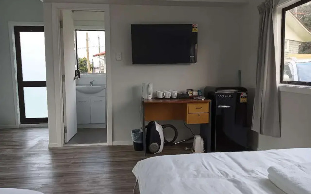 4 Double Beds and 2 Sofa Bed chalet