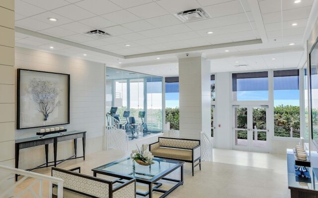Beachfront Condo With 180-degree Views and Pool