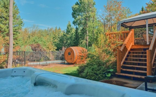 Grand Duc 74 - Gorgeous log Cottage With Private hot tub Heated Pool and Sauna