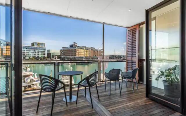 Lovely view apartment - free parking, pool and gym