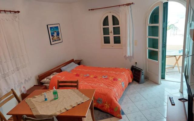Akrotiri Cosy Studio with Patio and View
