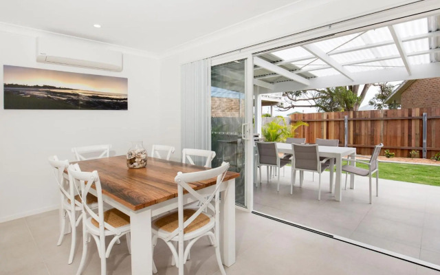 Sandy Feet Retreat - Pet Friendly - 1 Min Walk to Beach