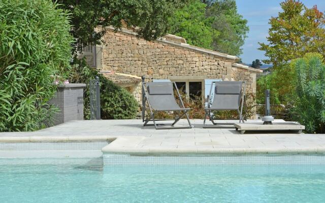 Cozy Villa in Menerbes with Swimming Pool