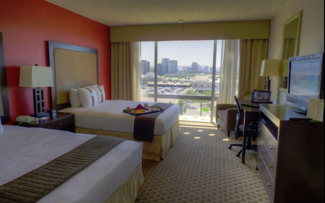 Holiday Inn Express & Suites Phoenix Midtown by IHG