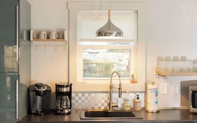 Plum Perfect Hideaway by Avantstay Near Downtown